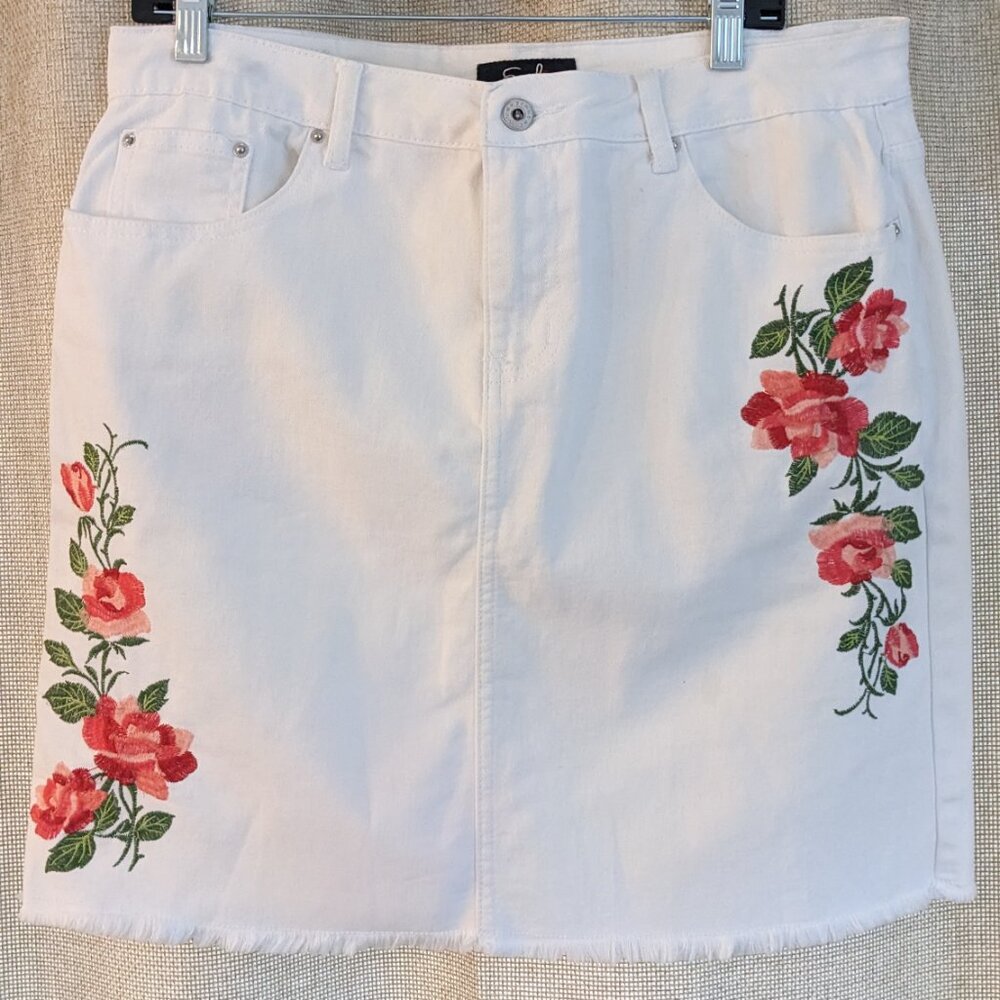 Earl Jean 19" White Denim Jean Skirt with Floral Embroidery, 5 Pockets, Size 14